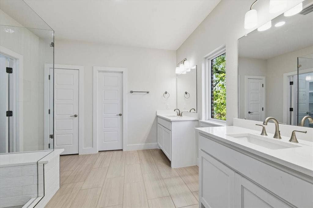 7108 Brisa Drive, Dallas, TX 75223 Second Primary en Suite with walk in closet and private Bath