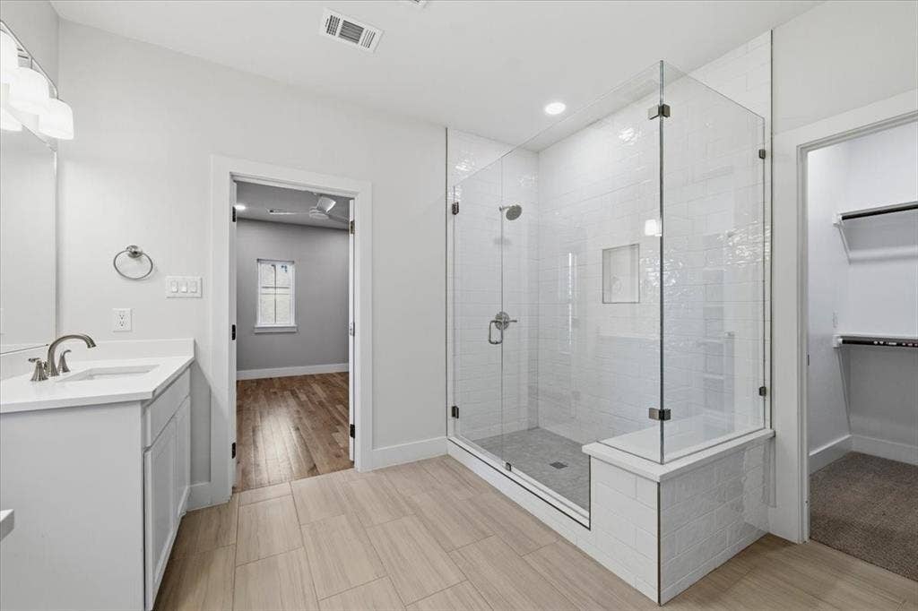 7108 Brisa Drive, Dallas, TX 75223 Walk in closet in third level bedroom en Suite