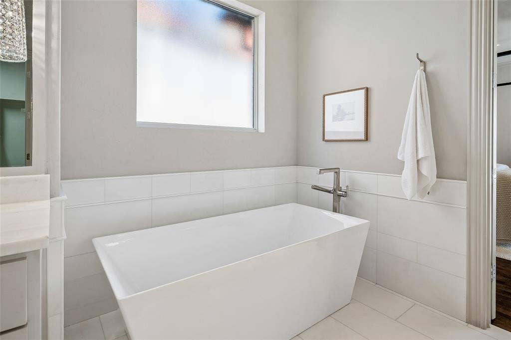 Freestanding tub with frosted window above