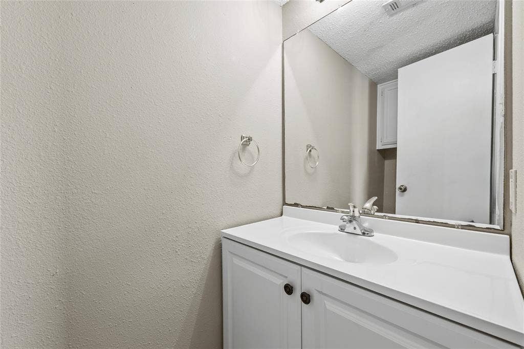 810 Red Bud Drive, DeSoto, TX 75115 810 Red Bud Drive, DeSoto, TX 75115