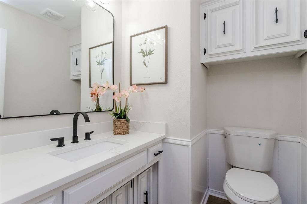 818 Pebblebrook Drive, Allen, TX 75002 Half bathroom