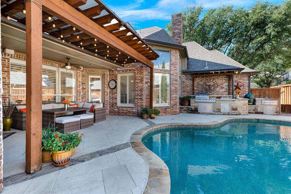 2608 LAWTON Lane, Plano, TX 75093 The rich cedar arbor structure frames a smooth indoor-outdoor flow between the outdoor dining area and cooking station. You will love throwing lively outdoor barbecues where guests can freely roam between the pool, kitchen, and covered seating.