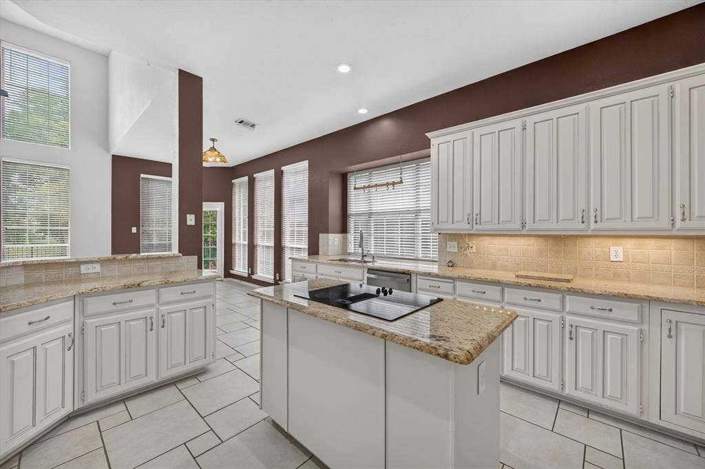 425 Waterside Drive, Irving, TX 75063 425 Waterside Drive, Irving, TX 75063