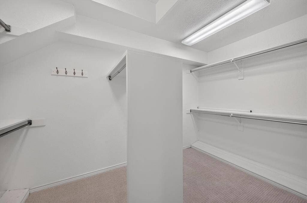 425 Waterside Drive, Irving, TX 75063 Large Master Closet