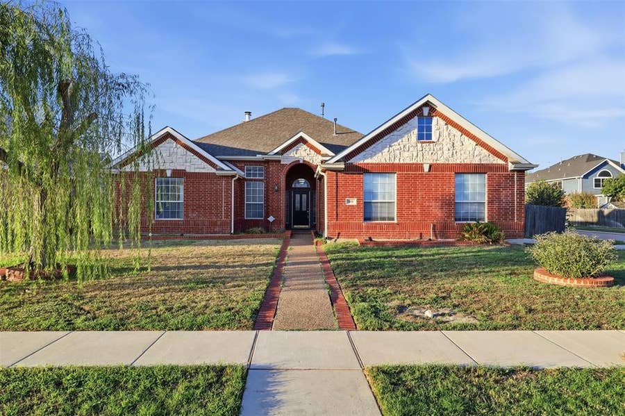 Property photo for 604 Jennifer Trail, Grand Prairie, TX