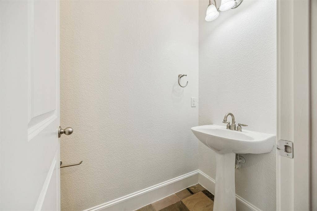 643 Senda, Irving, TX 75039 643 Senda, Irving, TX 75039