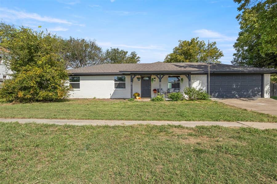 Property photo for 401 Peach Street, Sanger, TX