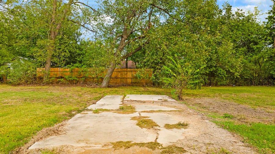 Property photo for 1011 S Church Street, Paris, TX
