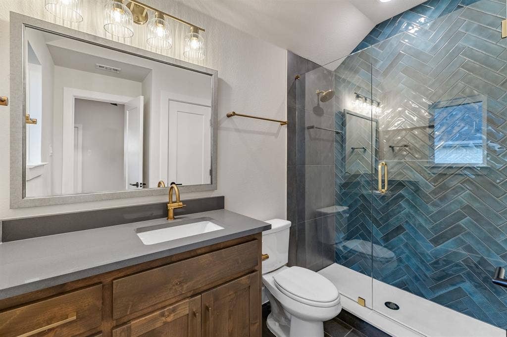 Upstairs Bathroom 2