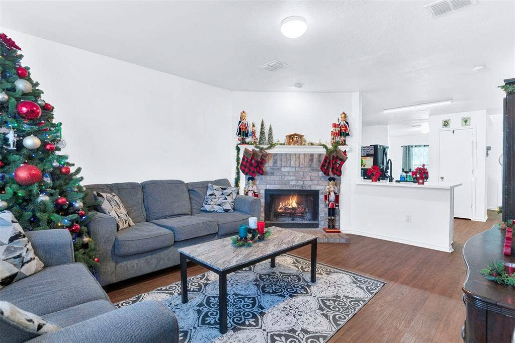 5722 Firethorn Drive, Dallas, TX 75249 5722 Firethorn Drive, Dallas, TX 75249