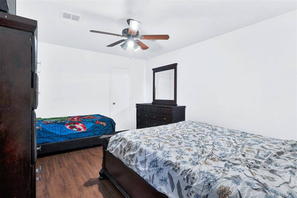 5722 Firethorn Drive, Dallas, TX 75249 5722 Firethorn Drive, Dallas, TX 75249