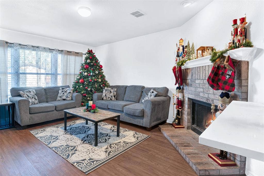 5722 Firethorn Drive, Dallas, TX 75249 5722 Firethorn Drive, Dallas, TX 75249