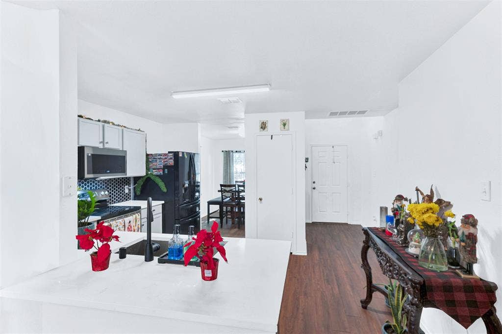 5722 Firethorn Drive, Dallas, TX 75249 5722 Firethorn Drive, Dallas, TX 75249