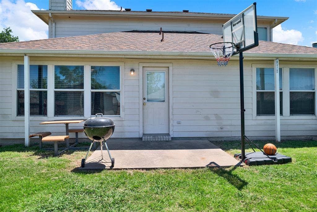 5722 Firethorn Drive, Dallas, TX 75249 5722 Firethorn Drive, Dallas, TX 75249