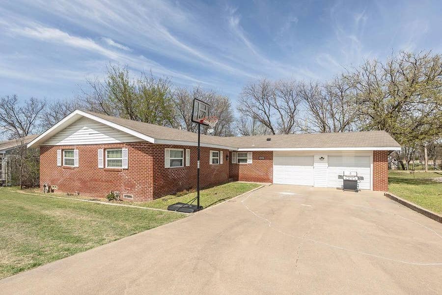Property photo for 809 E Highway 82, Nocona, TX