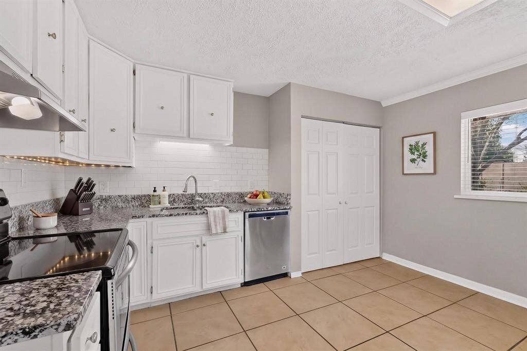 501 Starling Drive, Mesquite, TX 75149 Virtually staged kitchen