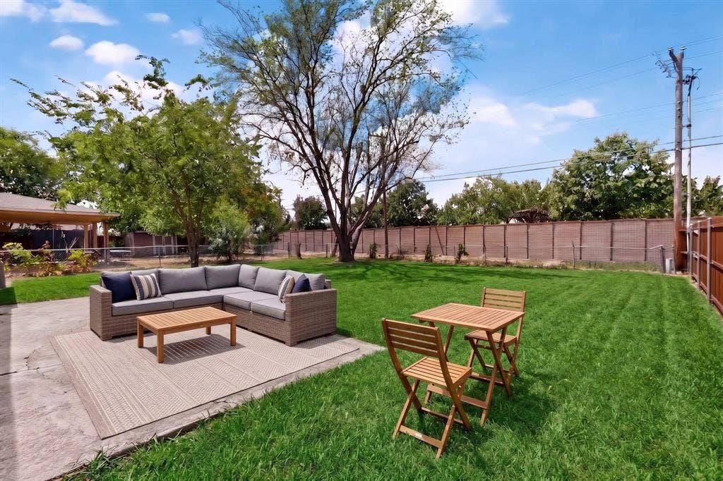 501 Starling Drive, Mesquite, TX 75149 virtually staged back yard furniture and turf