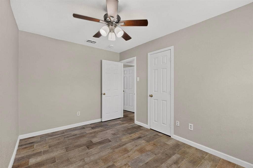 501 Starling Drive, Mesquite, TX 75149 A cozy third bedroom with a ceiling fan and closet.
