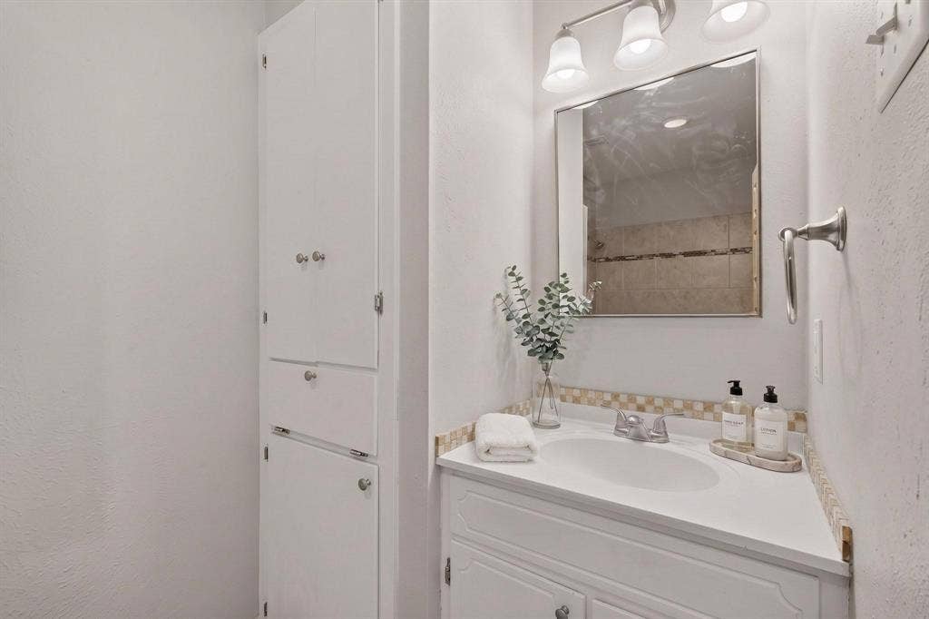 501 Starling Drive, Mesquite, TX 75149 Virtually staged bathroom