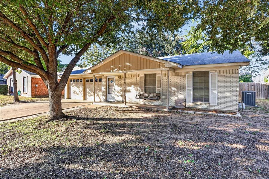 Property photo for 1305 Montclair Street, Arlington, TX