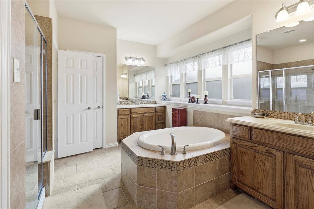 1614 Jeffrey Drive, Wylie, TX 75098 Primary Bath with large soaking tub, separate vanities, & walk in shower