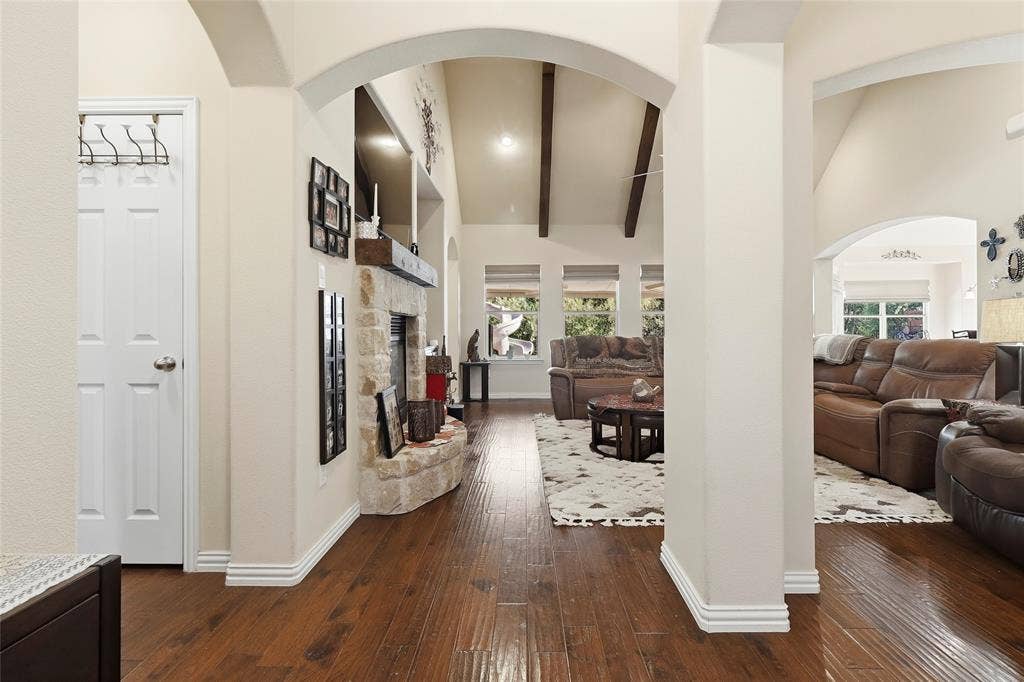 1614 Jeffrey Drive, Wylie, TX 75098 Entry into living area from front door. Thoughtful architectural features.