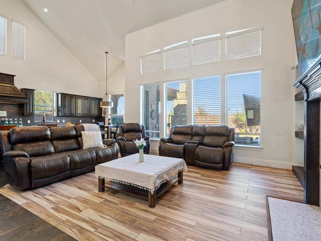 1506 Hennessey Drive, Allen, TX 75013 Living area with high vaulted ceiling and wood finish floors