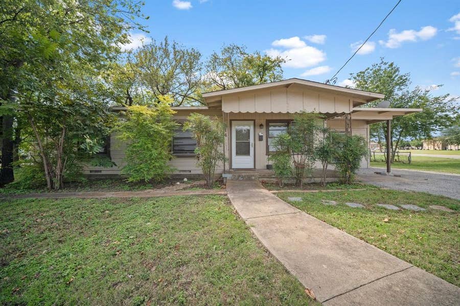 Property photo for 514 E University Avenue, Waxahachie, TX