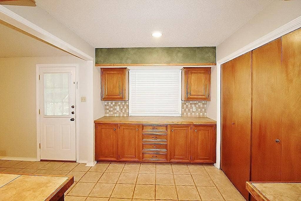 Eat-in Kitchen