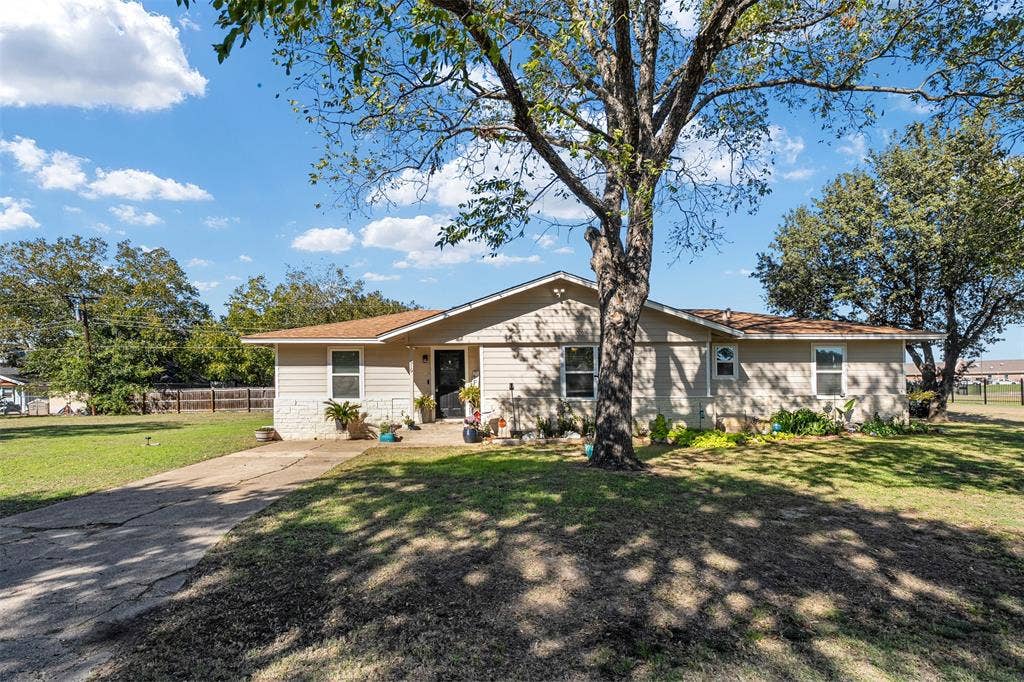 519 MAE Drive, Mabank, TX 75147 Single-story exterior featuring stone veneer accents, lap siding, a concrete driveway, and mature landscaping