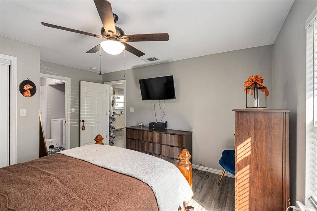 519 MAE Drive, Mabank, TX 75147 Room featuring neutral wall paint, wood-finish flooring, and a ceiling fan with integrated lighting