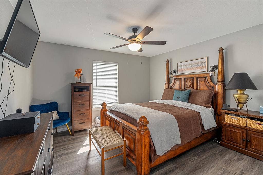 519 MAE Drive, Mabank, TX 75147 Wood-finish flooring, ceiling fan with integrated lighting, and horizontal window blinds