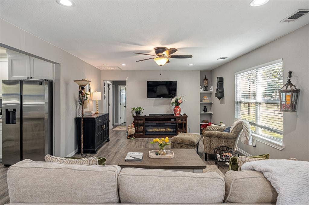 519 MAE Drive, Mabank, TX 75147 Open-concept interior featuring wood-finish flooring, recessed lighting, a ceiling fan, built-in shelving, and a large window