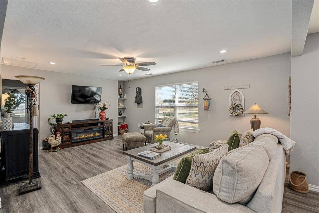 519 MAE Drive, Mabank, TX 75147 Living area featuring wood-finish flooring, recessed lighting, ceiling fan with integrated light fixture, horizontal window blinds, and built-in wall shelving