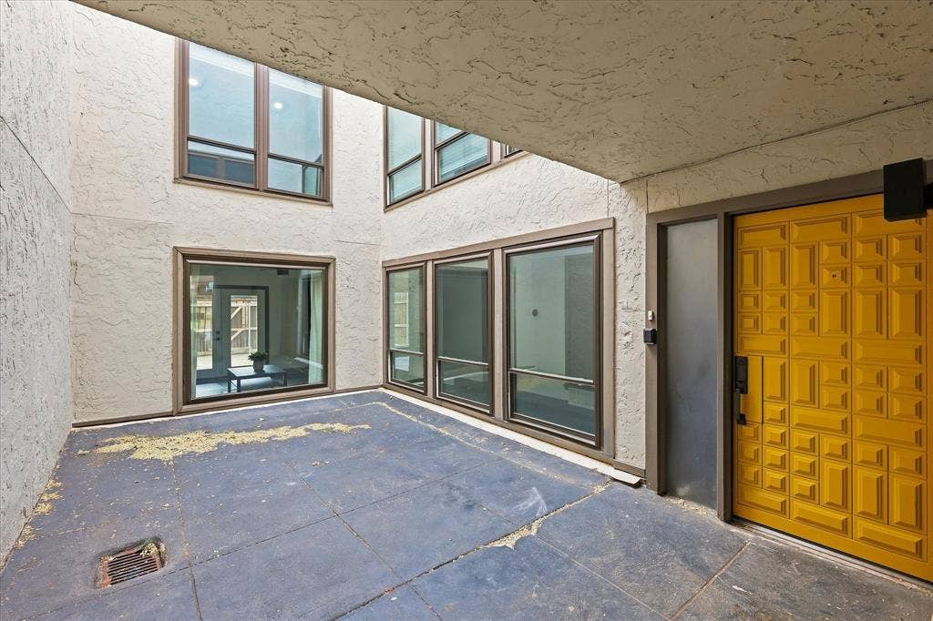 9232 Chimney Corner Lane, Dallas, TX 75243 Front door