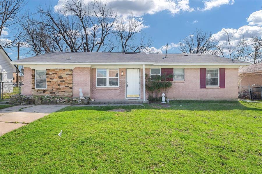 Property photo for 3504 Sunnydale Lane, Denton, TX