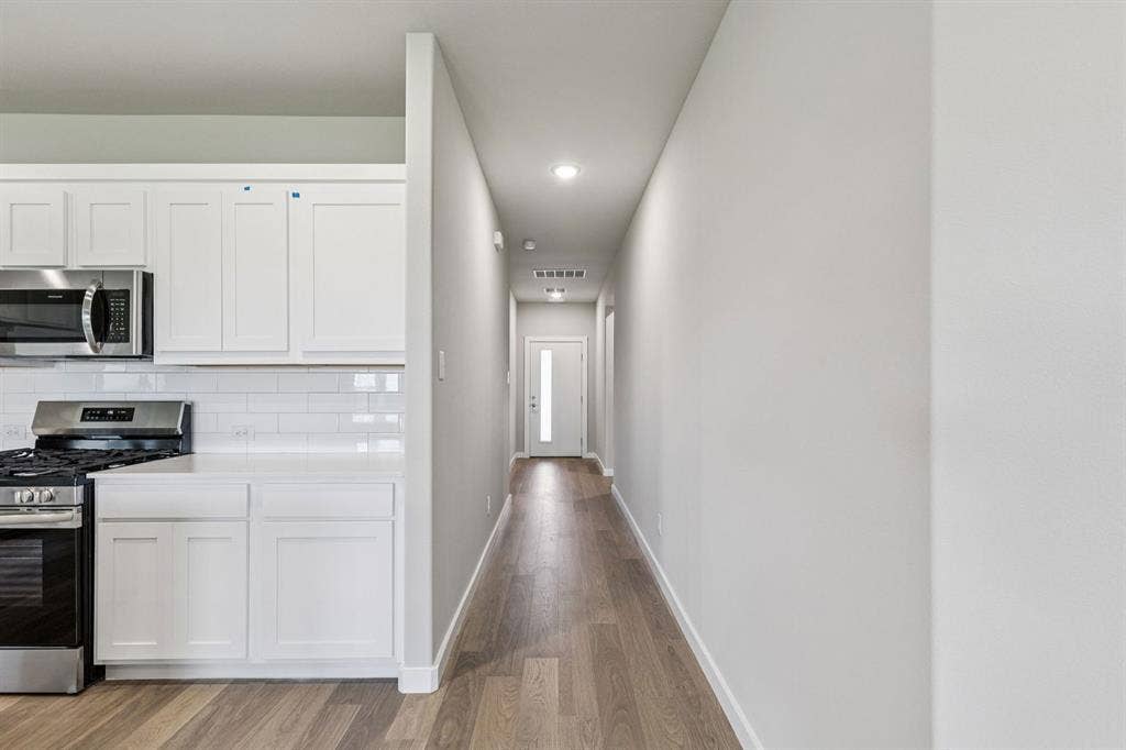 2021 Steeplechase Lane, Seagoville, TX 75159 Entryway in the Harper home plan – REPRESENTATIVE PHOTO