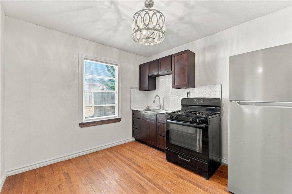 2108 Lyle, Waco, TX 76708 Unit A kitchen & dining