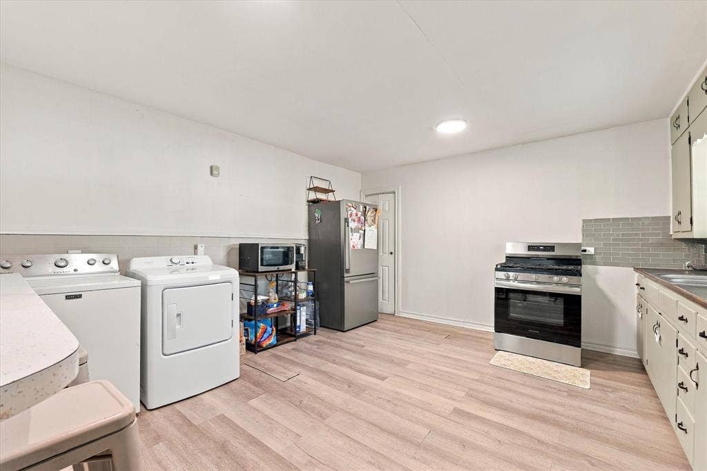 2108 Lyle, Waco, TX 76708 Unit B kitchen