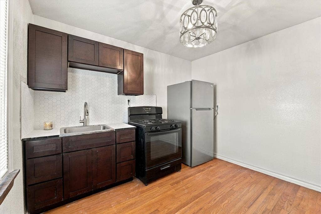 2108 Lyle, Waco, TX 76708 Unit A kitchen & dining