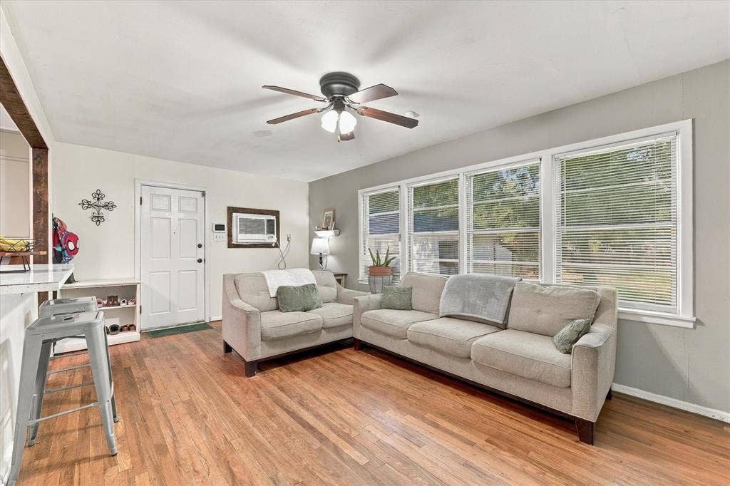 2108 Lyle, Waco, TX 76708 Unit B entrance and living room