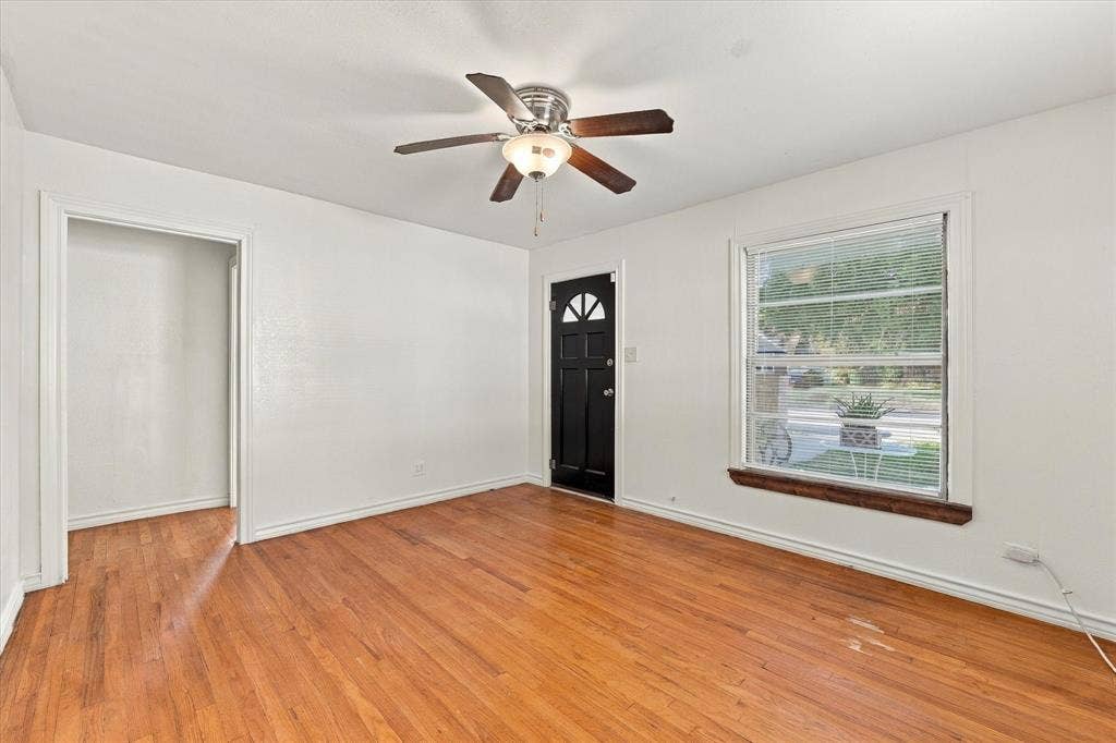 2108 Lyle, Waco, TX 76708 Unit A living room