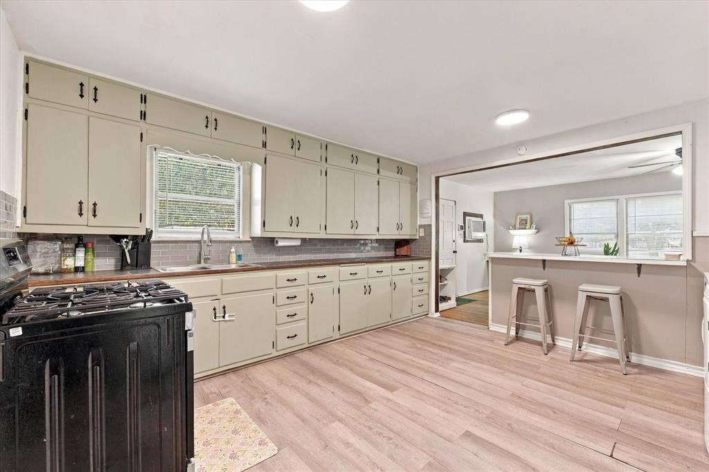 2108 Lyle, Waco, TX 76708 Unit B kitchen
