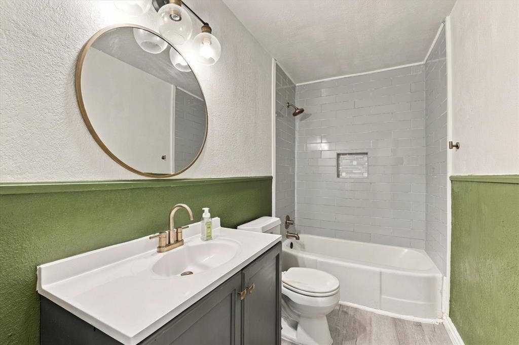 2108 Lyle, Waco, TX 76708 Unit A bathroom