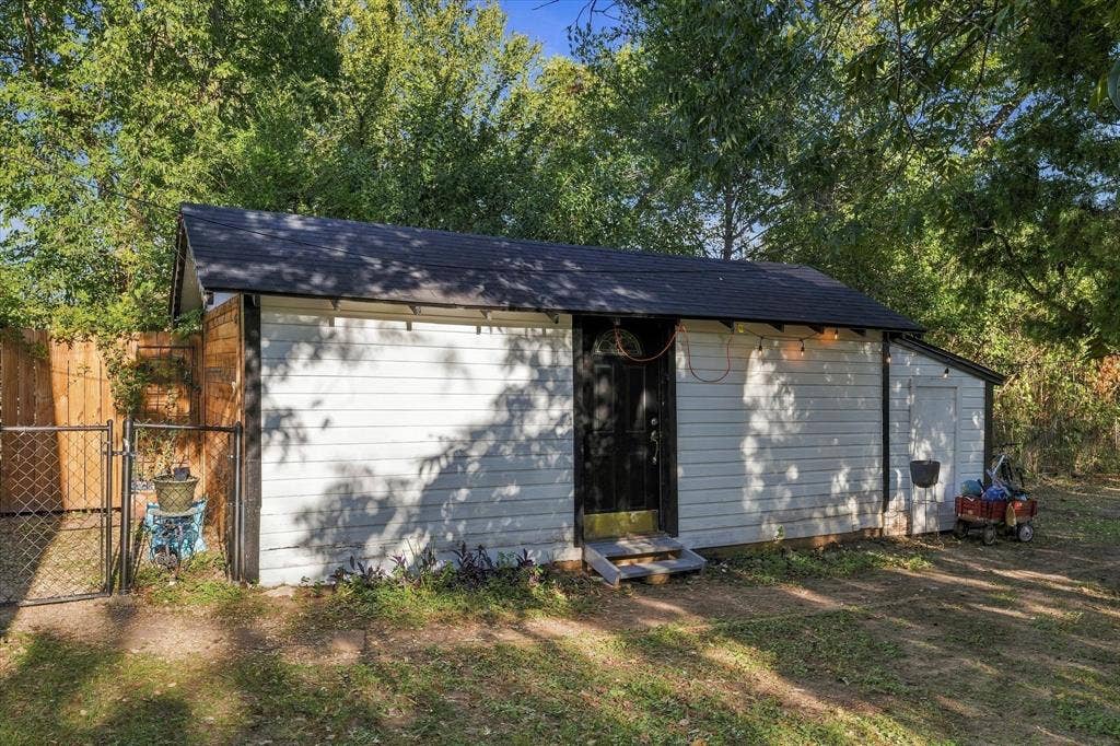 2108 Lyle, Waco, TX 76708 Detached garage that has been partially converted to guesthouse
