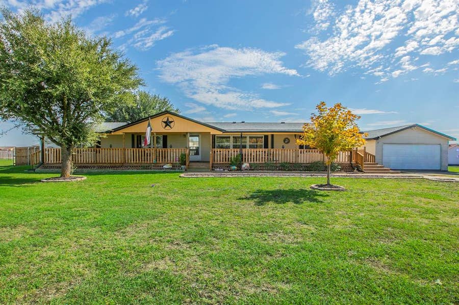 Property photo for 153 Golden Coast Circle, Palmer, TX