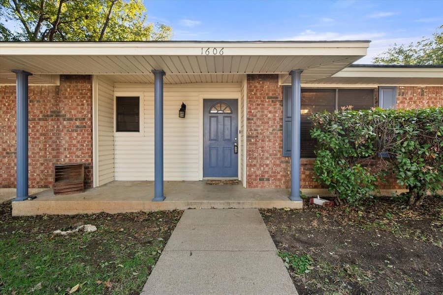 Property photo for 1606 Ridge Court, Midlothian, TX