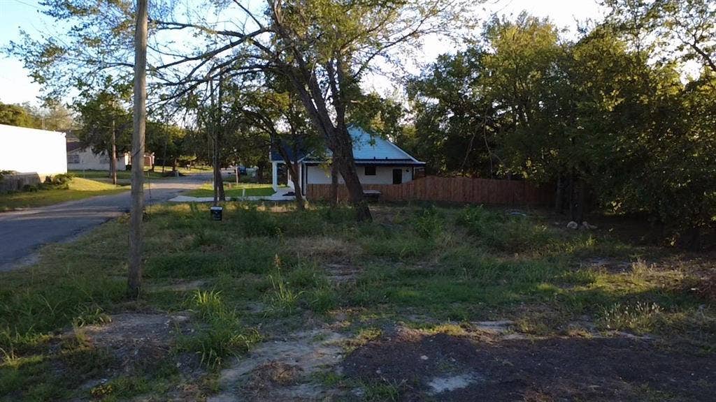 130 S Manson Street, Wolfe City, TX 75496