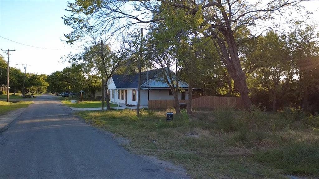 130 S Manson Street, Wolfe City, TX 75496