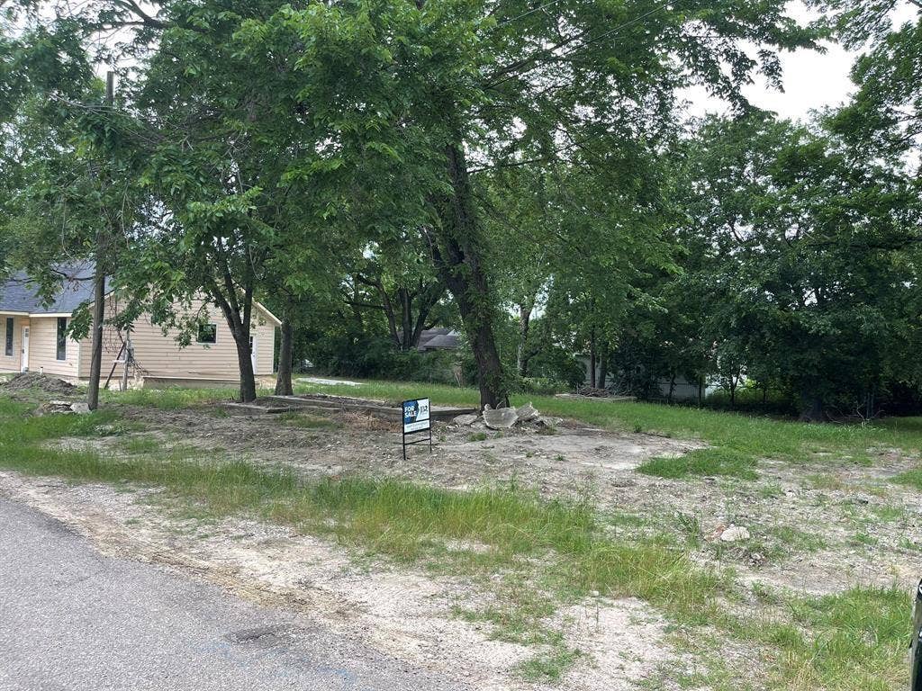 130 S Manson Street, Wolfe City, TX 75496